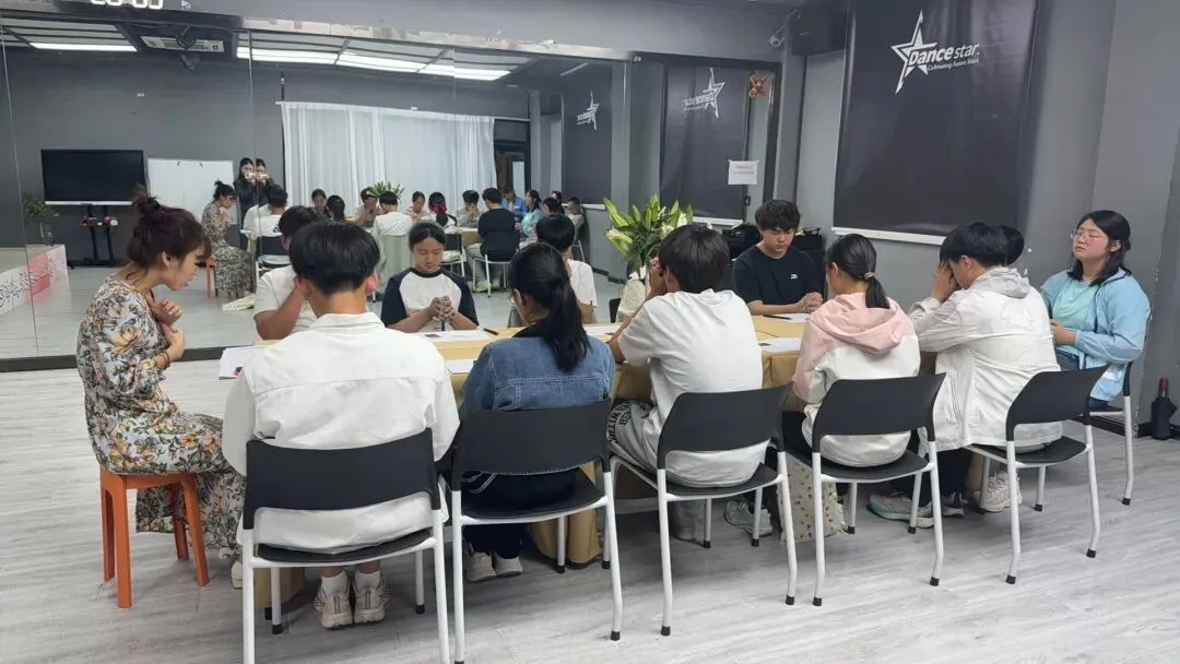 破解情绪压力 护航中考前行 | 龙井市妇联开展中考学子考前心灵解压沙龙 暖心护航考生从容赴考-第10张图片-四季读书网 破解情绪压力 护航中考前行 | 龙井市妇联开展中考学子考前心灵解压沙龙 暖心护航考生从容赴考-第10张图片-四季读书网