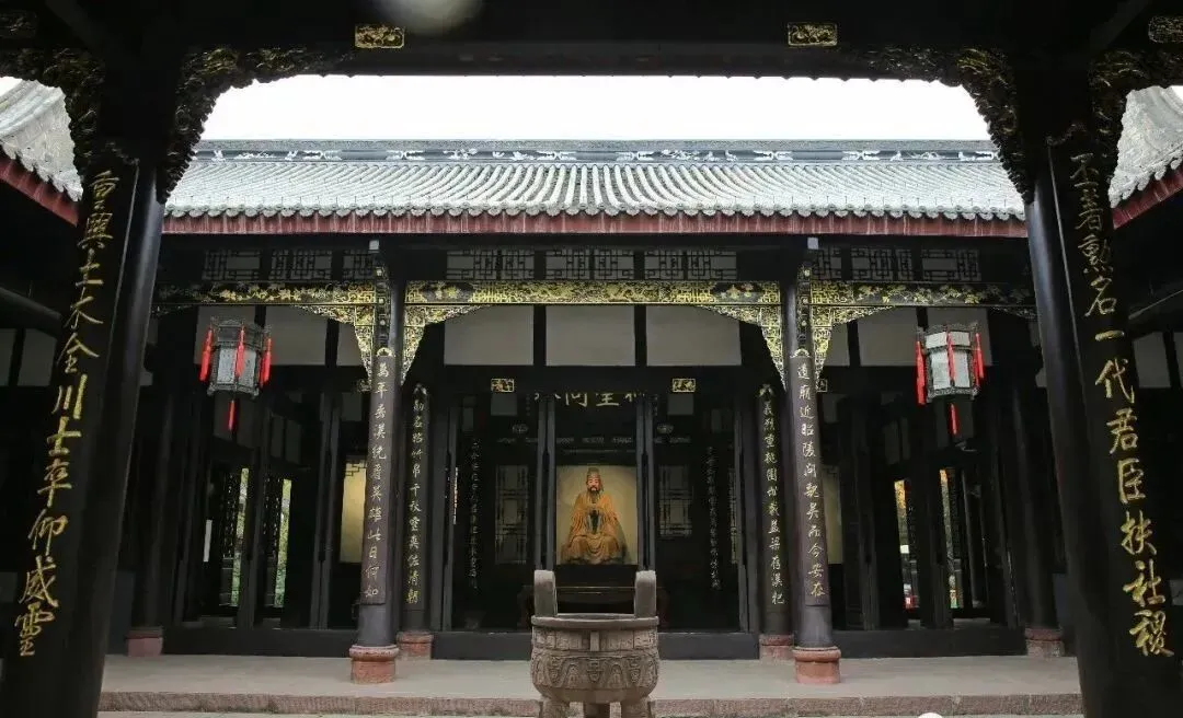 【中考假长途研学】印象成都|三星堆+考古基地+大熊猫保护中心+都江堰+都江堰古城夜景+汶川+杜甫草堂+武侯祠+川菜博物馆+川剧变脸-第62张图片-四季读书网 【中考假长途研学】印象成都|三星堆+考古基地+大熊猫保护中心+都江堰+都江堰古城夜景+汶川+杜甫草堂+武侯祠+川菜博物馆+川剧变脸-第62张图片-四季读书网