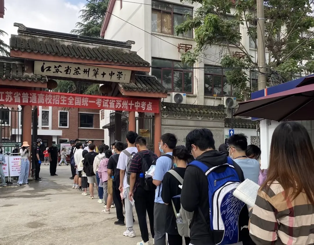 高考结束!当试卷上的“词语”变成眼前的风景,这才是青春最好的注脚!-第1张图片-四季读书网