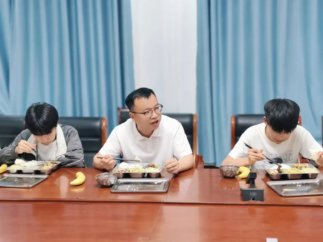 【烈山分校】暖心陪餐助中考 温情寄语鼓军心——合肥市五十中学东校教育集团烈山分校开展校长暖心陪餐活动-第2张图片-四季读书网