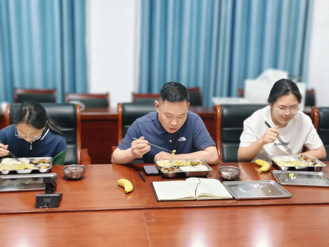 【烈山分校】暖心陪餐助中考 温情寄语鼓军心——合肥市五十中学东校教育集团烈山分校开展校长暖心陪餐活动-第3张图片-四季读书网