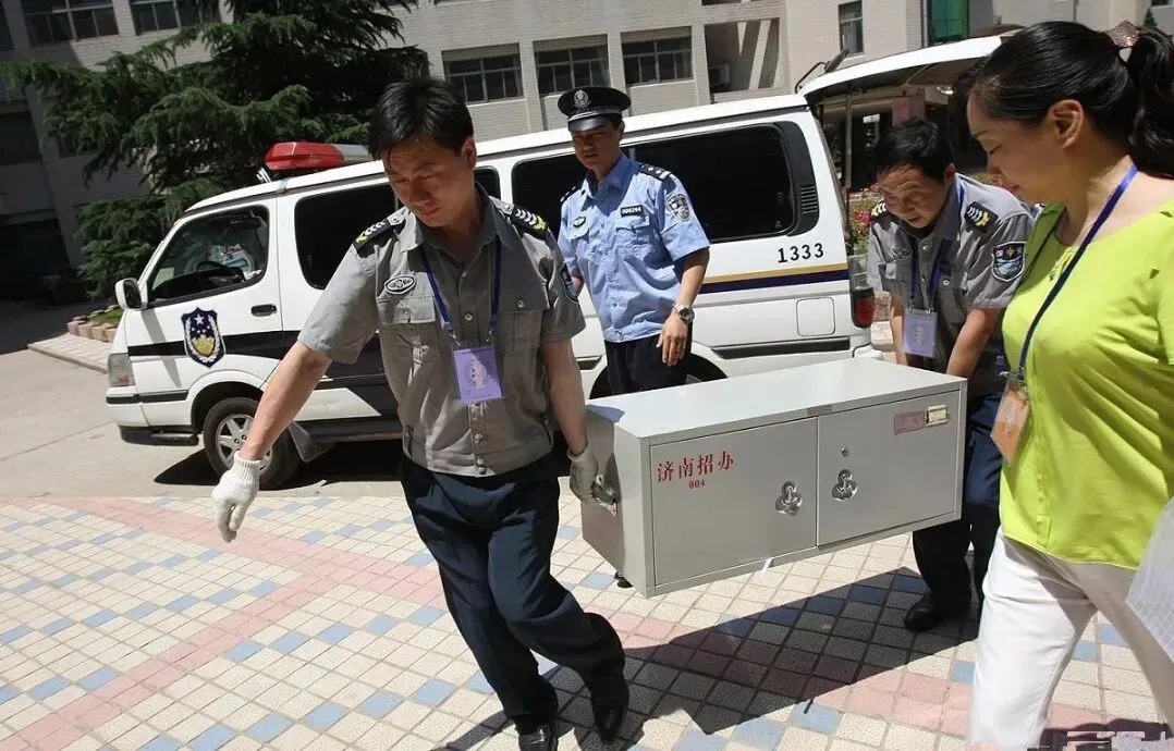 军队特警荷枪实弹押运!揭秘高考试卷的绝密旅程-第2张图片-四季读书网 军队特警荷枪实弹押运!揭秘高考试卷的绝密旅程-第2张图片-四季读书网