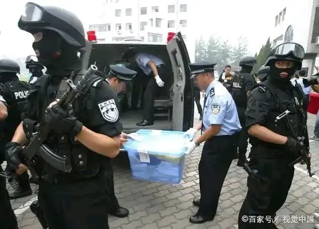 军队特警荷枪实弹押运!揭秘高考试卷的绝密旅程-第4张图片-四季读书网 军队特警荷枪实弹押运!揭秘高考试卷的绝密旅程-第4张图片-四季读书网