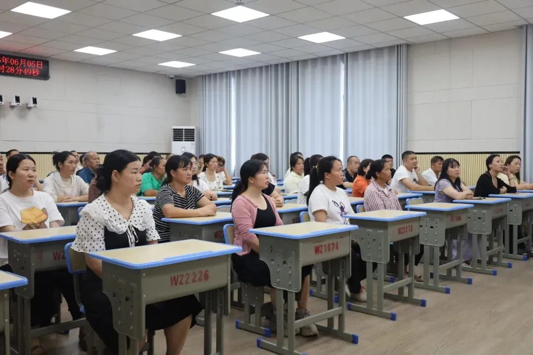 冲刺中考,家校协同育人——剑河县第五中学召开九年级中考冲刺家长会-第10张图片-四季读书网 冲刺中考,家校协同育人——剑河县第五中学召开九年级中考冲刺家长会-第10张图片-四季读书网