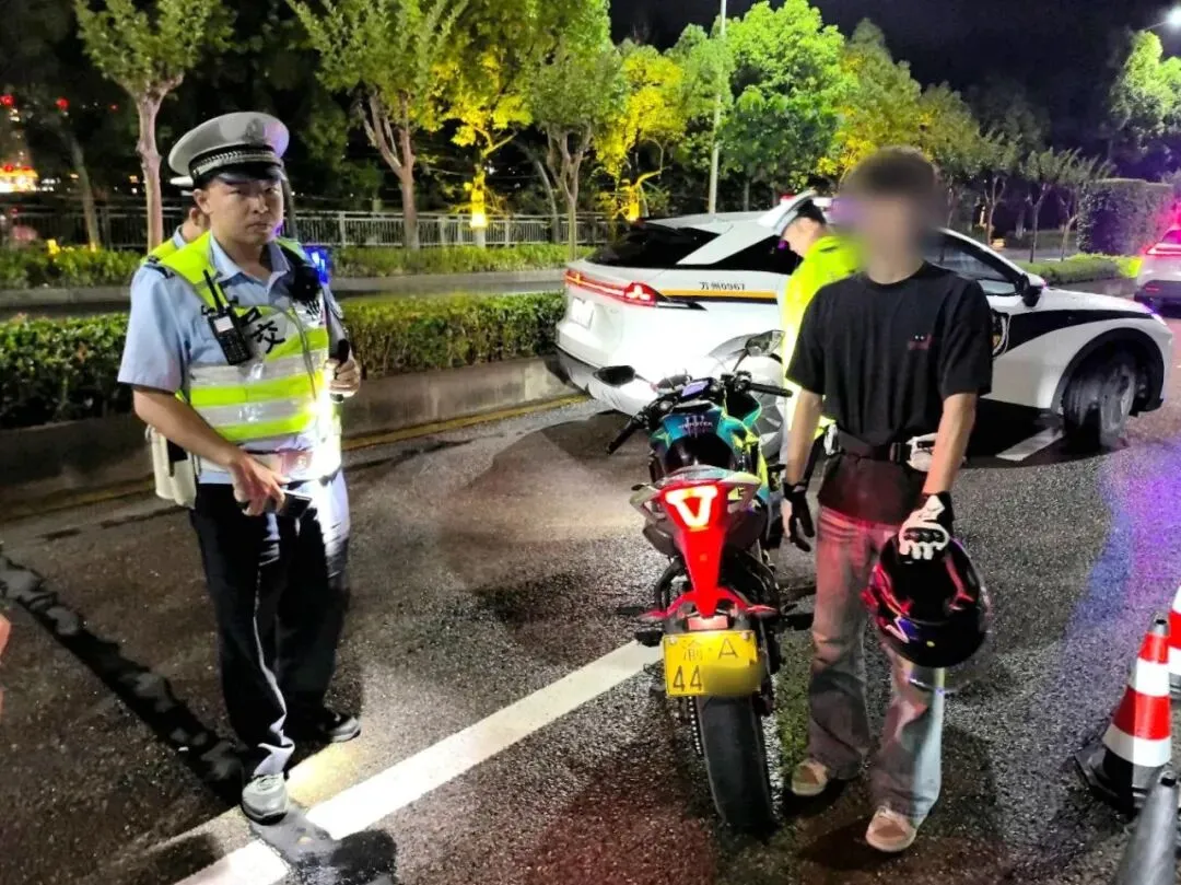 护航高考中考,万州警方重拳整治摩托车“飙车炸街”等违法行为-第5张图片-四季读书网 护航高考中考,万州警方重拳整治摩托车“飙车炸街”等违法行为-第5张图片-四季读书网