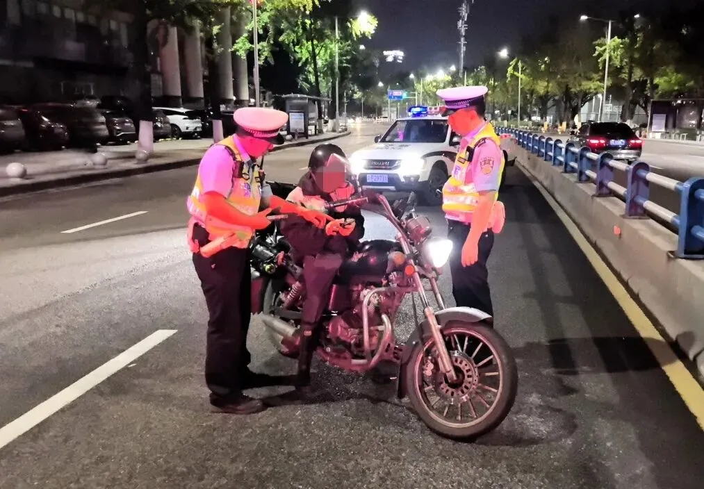 护航高考中考,万州警方重拳整治摩托车“飙车炸街”等违法行为-第7张图片-四季读书网 护航高考中考,万州警方重拳整治摩托车“飙车炸街”等违法行为-第7张图片-四季读书网