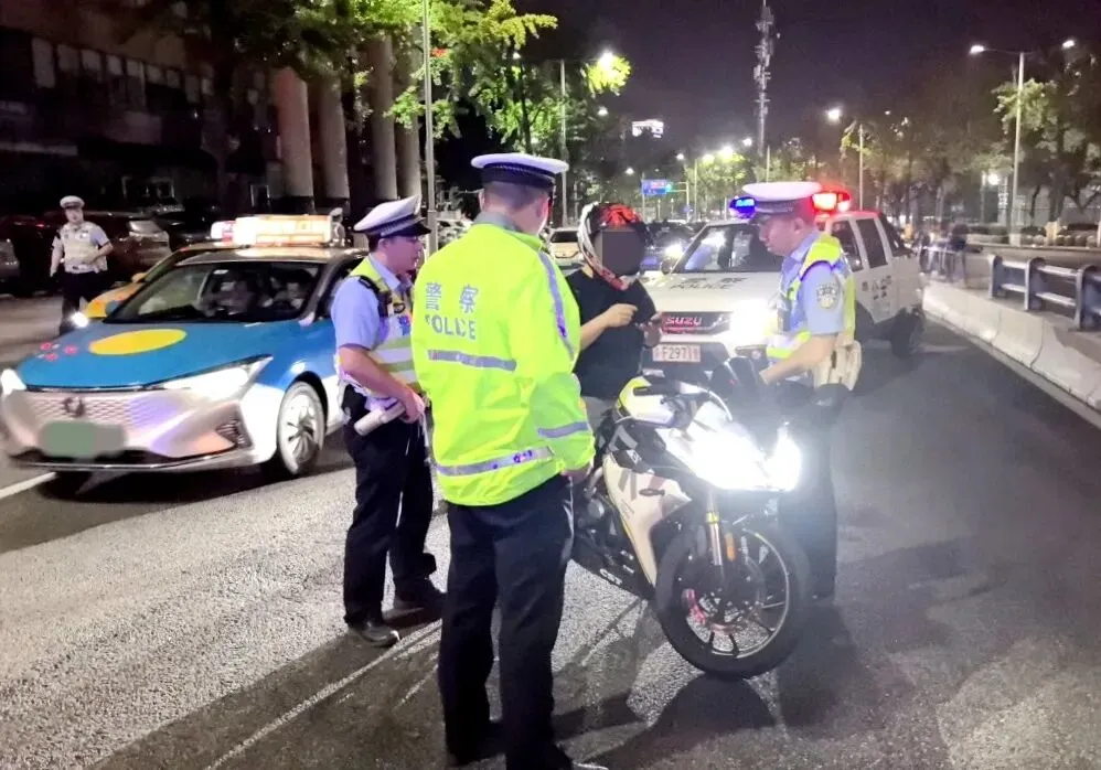 护航高考中考,万州警方重拳整治摩托车“飙车炸街”等违法行为-第8张图片-四季读书网 护航高考中考,万州警方重拳整治摩托车“飙车炸街”等违法行为-第8张图片-四季读书网