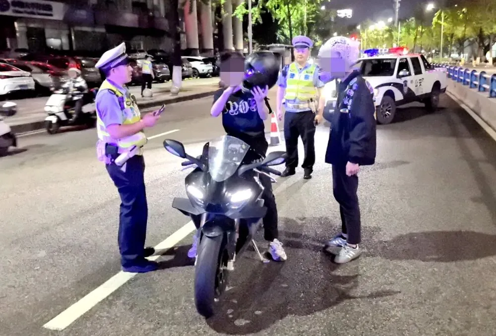 护航高考中考,万州警方重拳整治摩托车“飙车炸街”等违法行为-第9张图片-四季读书网 护航高考中考,万州警方重拳整治摩托车“飙车炸街”等违法行为-第9张图片-四季读书网