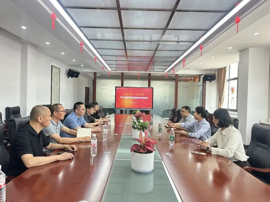 邗上街道:暖心慰问进校园 真情护航中考路-第1张图片-四季读书网 邗上街道:暖心慰问进校园 真情护航中考路-第1张图片-四季读书网