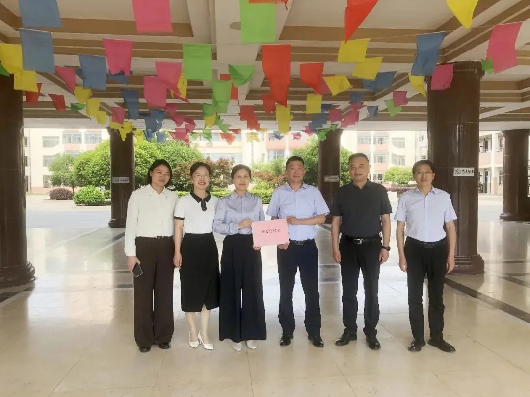 邗上街道:暖心慰问进校园 真情护航中考路-第3张图片-四季读书网 邗上街道:暖心慰问进校园 真情护航中考路-第3张图片-四季读书网
