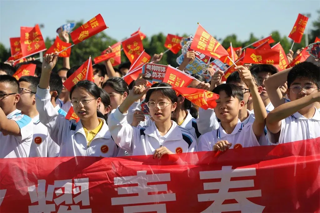 擂响出征战鼓 逐梦决胜中考|我校初中部举行九年级中考壮行仪式-第15张图片-四季读书网 擂响出征战鼓 逐梦决胜中考|我校初中部举行九年级中考壮行仪式-第15张图片-四季读书网