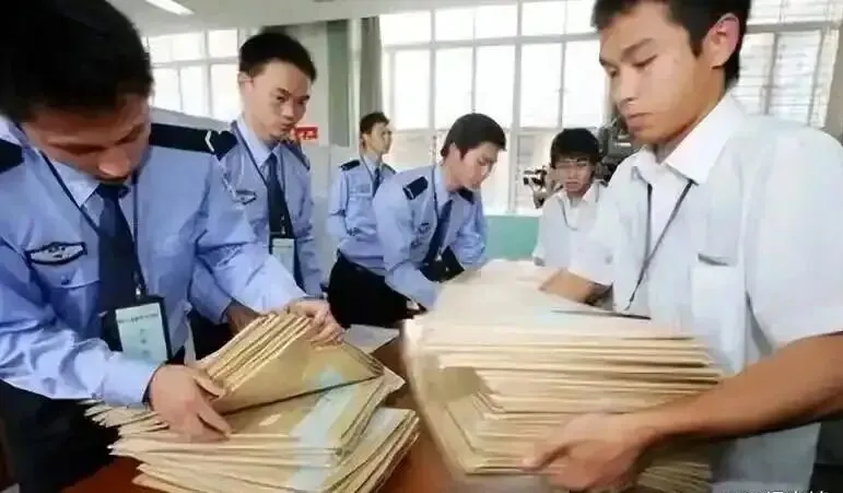 高考试卷保密等级曝光:和核武器同级,敢抢直接击毙?-第3张图片-四季读书网