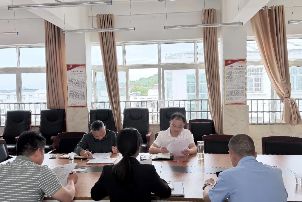 陈祥调研双峰中学中考保障工作-第1张图片-四季读书网 陈祥调研双峰中学中考保障工作-第1张图片-四季读书网