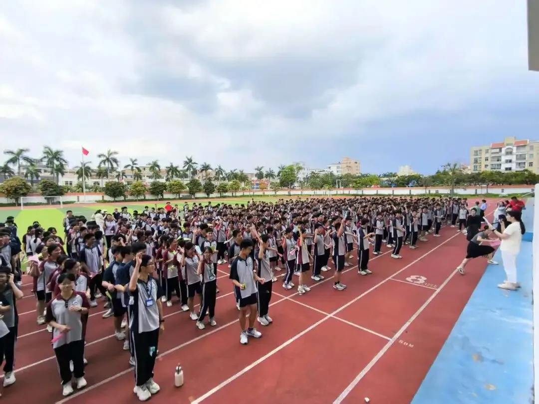 【中学驻校】“轻装上阵,笑迎中考”——初三级大型团康减压活动圆满举行-第12张图片-四季读书网 【中学驻校】“轻装上阵,笑迎中考”——初三级大型团康减压活动圆满举行-第12张图片-四季读书网