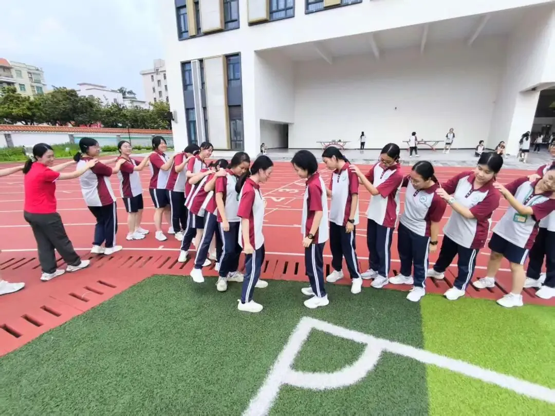 【中学驻校】“轻装上阵,笑迎中考”——初三级大型团康减压活动圆满举行-第15张图片-四季读书网 【中学驻校】“轻装上阵,笑迎中考”——初三级大型团康减压活动圆满举行-第15张图片-四季读书网