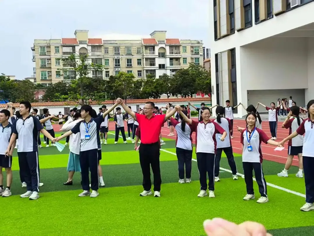 【中学驻校】“轻装上阵,笑迎中考”——初三级大型团康减压活动圆满举行-第21张图片-四季读书网 【中学驻校】“轻装上阵,笑迎中考”——初三级大型团康减压活动圆满举行-第21张图片-四季读书网