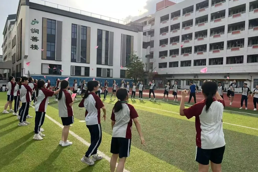 【中学驻校】“轻装上阵,笑迎中考”——初三级大型团康减压活动圆满举行-第35张图片-四季读书网 【中学驻校】“轻装上阵,笑迎中考”——初三级大型团康减压活动圆满举行-第35张图片-四季读书网