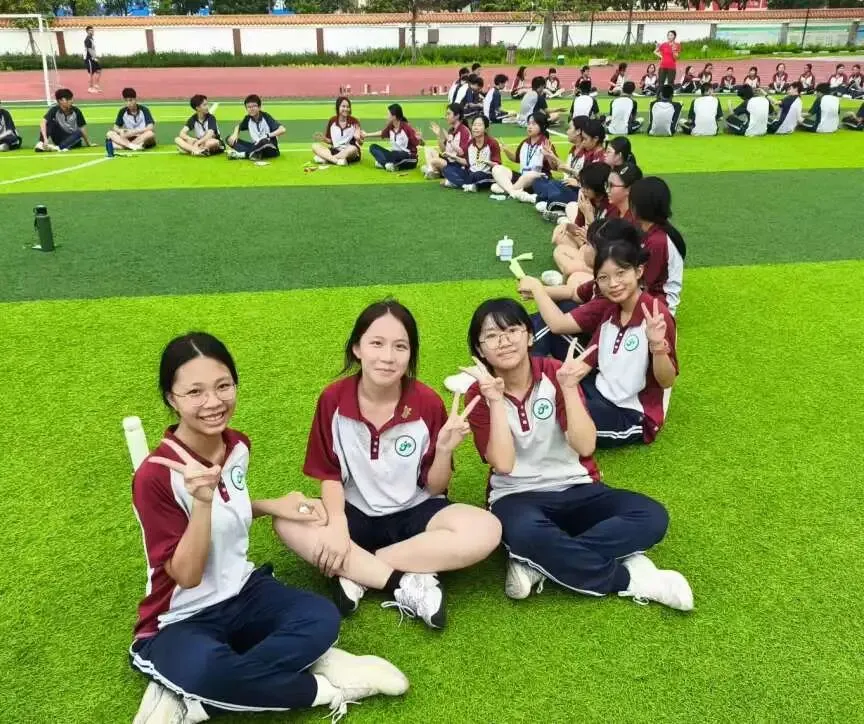 【中学驻校】“轻装上阵,笑迎中考”——初三级大型团康减压活动圆满举行-第45张图片-四季读书网 【中学驻校】“轻装上阵,笑迎中考”——初三级大型团康减压活动圆满举行-第45张图片-四季读书网