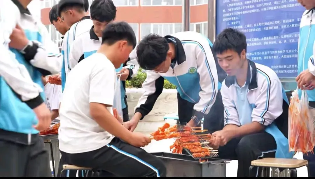 从“烧烤赋能中考”到被家长投诉:老师掏心掏肺对学生好,换来的为什么是一辈子阴影?-第1张图片-四季读书网
