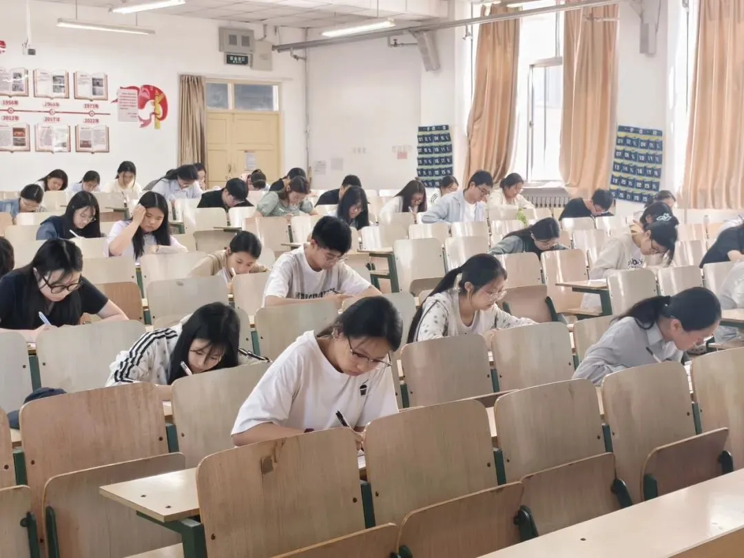 数学与统计学院组织创新实验班大学英语四级模拟考试-第2张图片-四季读书网 数学与统计学院组织创新实验班大学英语四级模拟考试-第2张图片-四季读书网