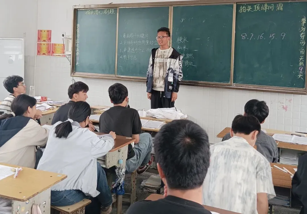 薪火传经验 蓄力战中考——唐庄中学优秀学子返校开展备考经验分享会-第1张图片-四季读书网 薪火传经验 蓄力战中考——唐庄中学优秀学子返校开展备考经验分享会-第1张图片-四季读书网