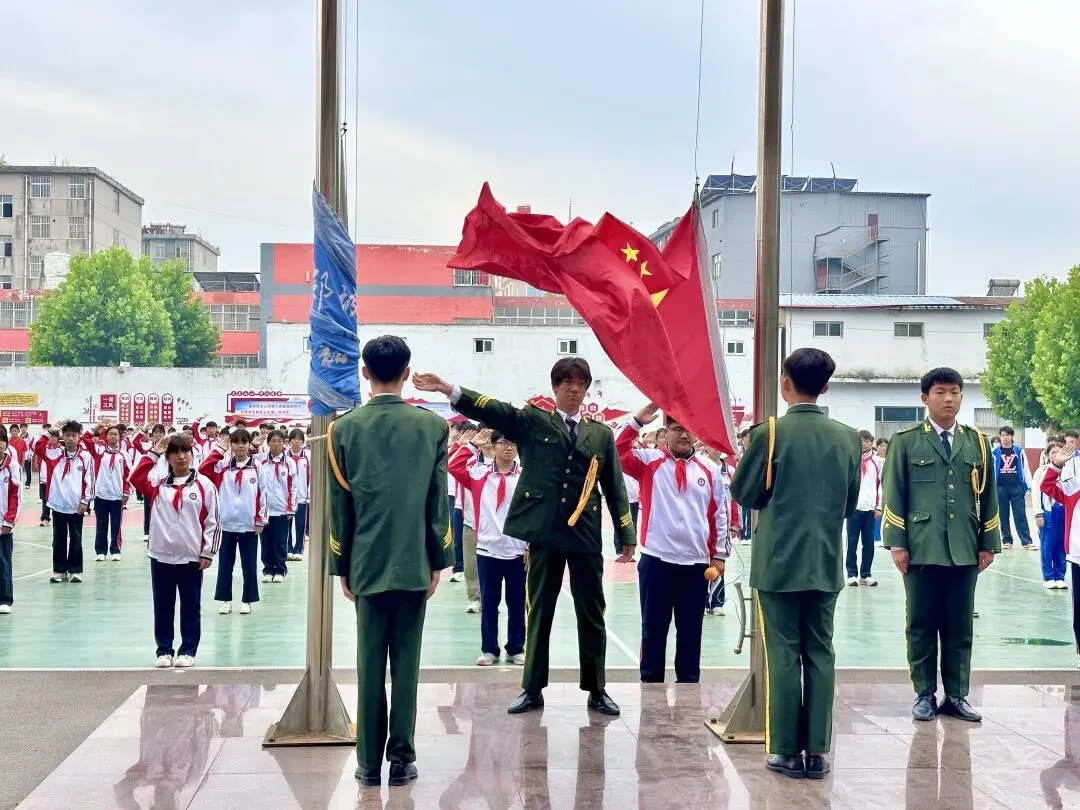 向阳生花 赢在盛夏 全力以赴 决胜中考——未名中学第十五周升旗仪式-第2张图片-四季读书网
