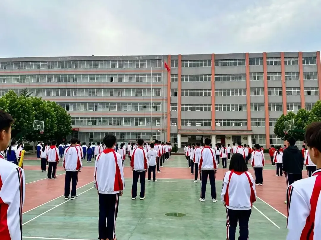 向阳生花 赢在盛夏 全力以赴 决胜中考——未名中学第十五周升旗仪式-第8张图片-四季读书网