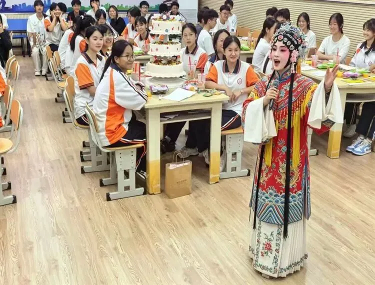 《逐梦中考绽芳华 表彰励志启新程》——红河州王富宽名班主任工作室(第78期)-第44张图片-四季读书网