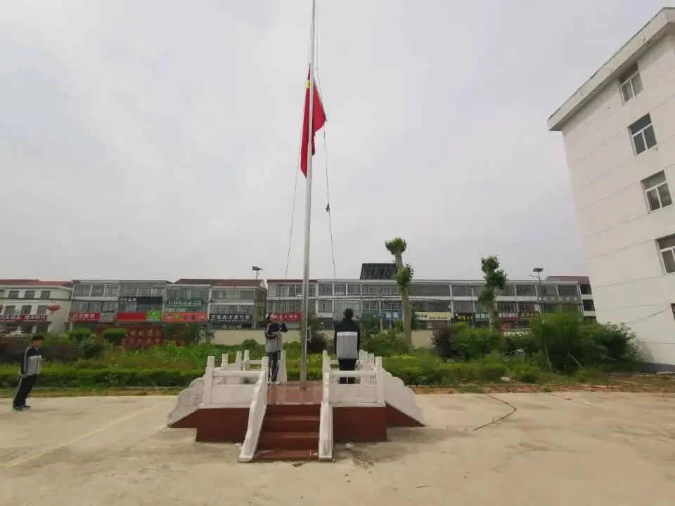 寄语壮行 手环送福——城西中学开展中考考前励志国旗下活动-第24张图片-四季读书网