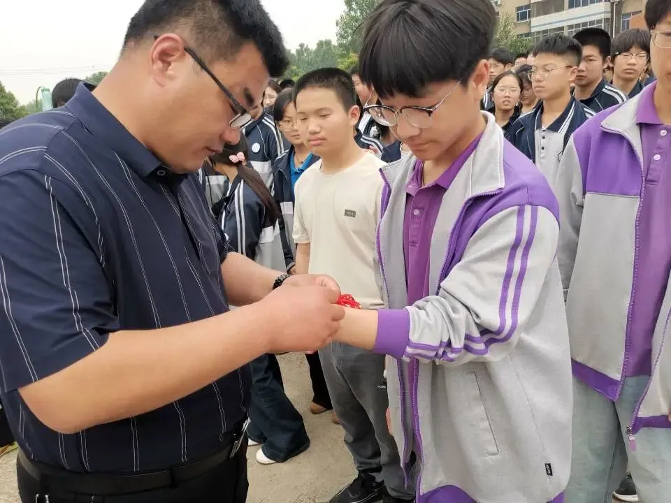 寄语壮行 手环送福——城西中学开展中考考前励志国旗下活动-第26张图片-四季读书网