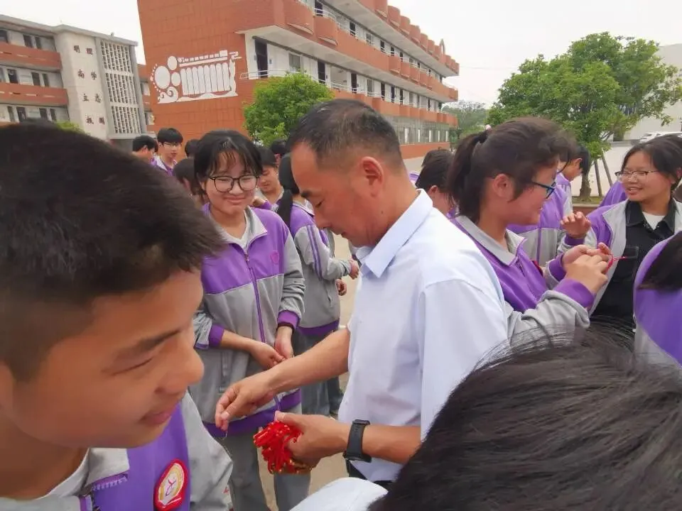 寄语壮行 手环送福——城西中学开展中考考前励志国旗下活动-第27张图片-四季读书网