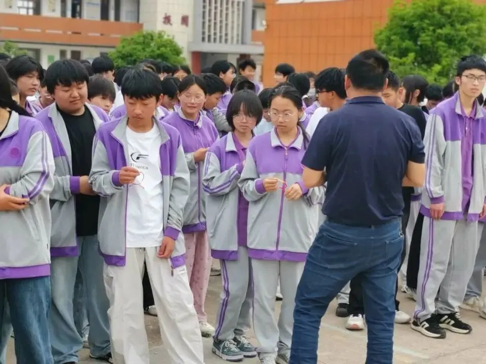 寄语壮行 手环送福——城西中学开展中考考前励志国旗下活动-第28张图片-四季读书网