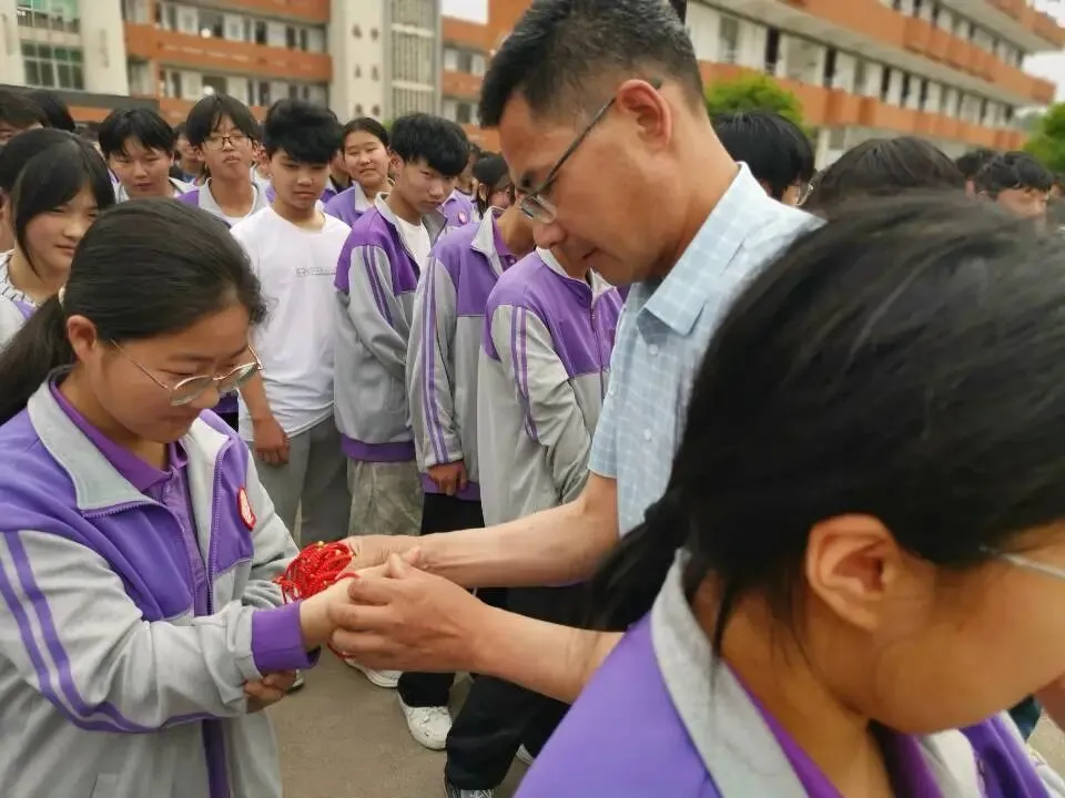 寄语壮行 手环送福——城西中学开展中考考前励志国旗下活动-第29张图片-四季读书网