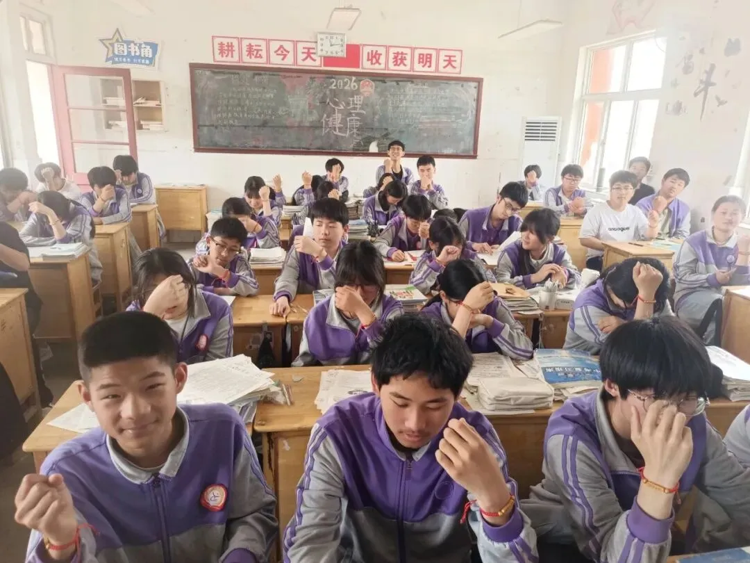 寄语壮行 手环送福——城西中学开展中考考前励志国旗下活动-第31张图片-四季读书网