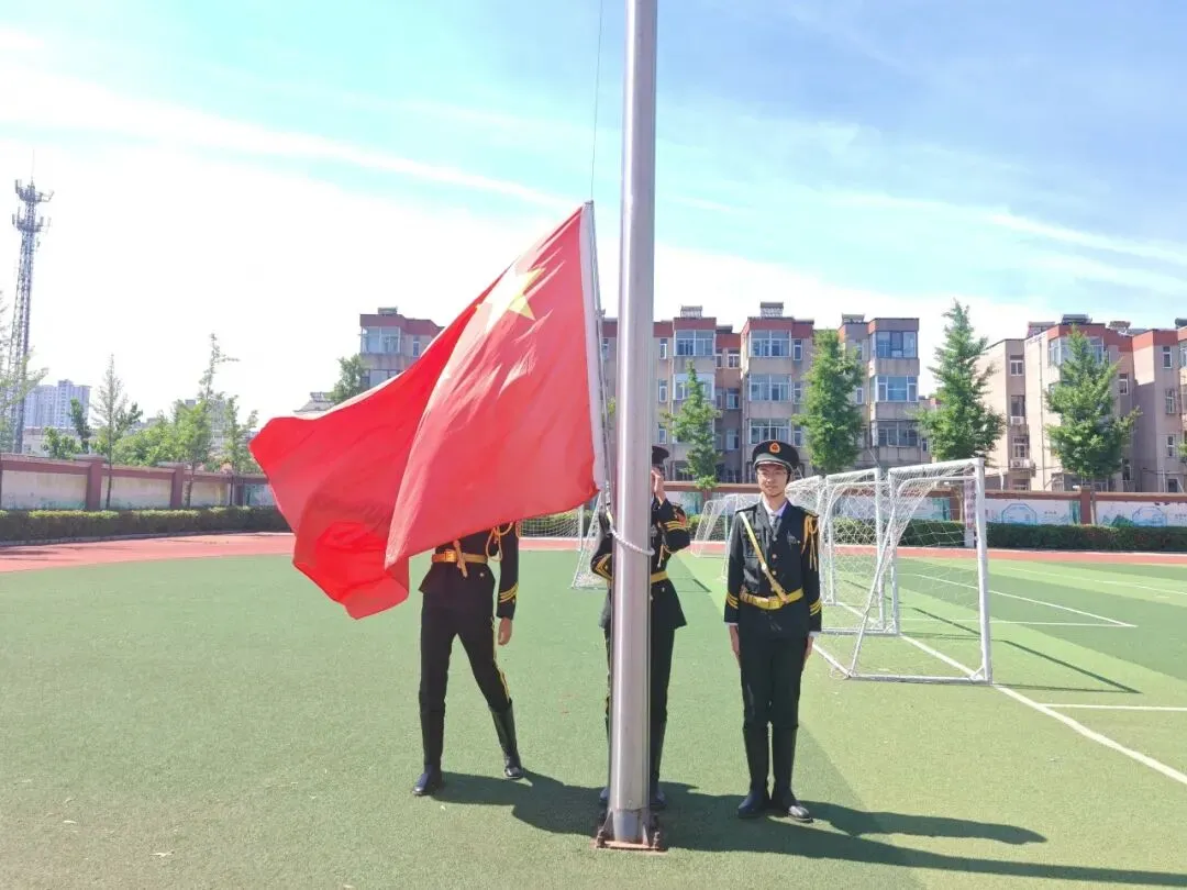“保持纯粹初心 全力冲刺中考”——花园学校初中部举行中考主题升旗仪式暨水晶奖杯颁发表扬会-第12张图片-四季读书网 “保持纯粹初心 全力冲刺中考”——花园学校初中部举行中考主题升旗仪式暨水晶奖杯颁发表扬会-第12张图片-四季读书网