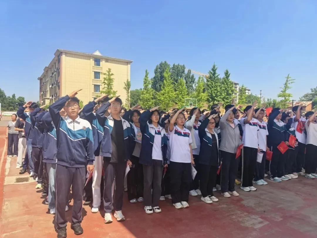 “保持纯粹初心 全力冲刺中考”——花园学校初中部举行中考主题升旗仪式暨水晶奖杯颁发表扬会-第14张图片-四季读书网 “保持纯粹初心 全力冲刺中考”——花园学校初中部举行中考主题升旗仪式暨水晶奖杯颁发表扬会-第14张图片-四季读书网