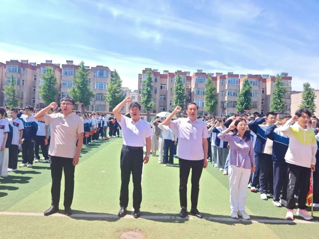 “保持纯粹初心 全力冲刺中考”——花园学校初中部举行中考主题升旗仪式暨水晶奖杯颁发表扬会-第35张图片-四季读书网 “保持纯粹初心 全力冲刺中考”——花园学校初中部举行中考主题升旗仪式暨水晶奖杯颁发表扬会-第35张图片-四季读书网