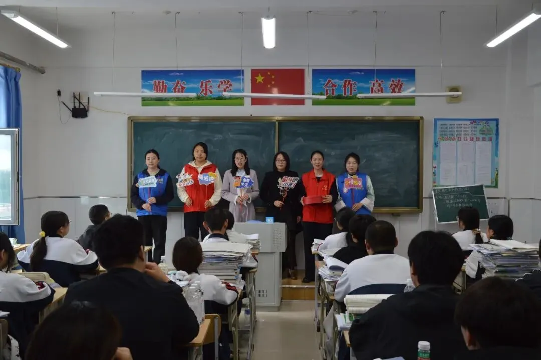 校社同心助中考 巧手编织夺魁愿--宝东镇云山社区工作人员走进虎林市云山学校开展暖心送祝福活动-第4张图片-四季读书网