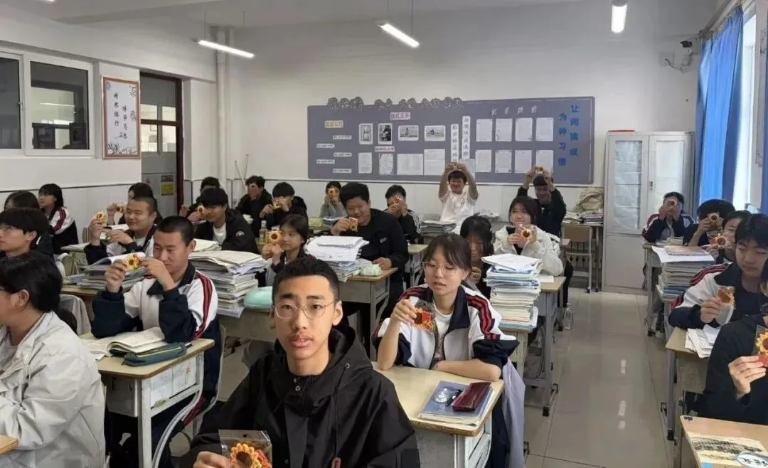 校社同心助中考 巧手编织夺魁愿--宝东镇云山社区工作人员走进虎林市云山学校开展暖心送祝福活动-第5张图片-四季读书网