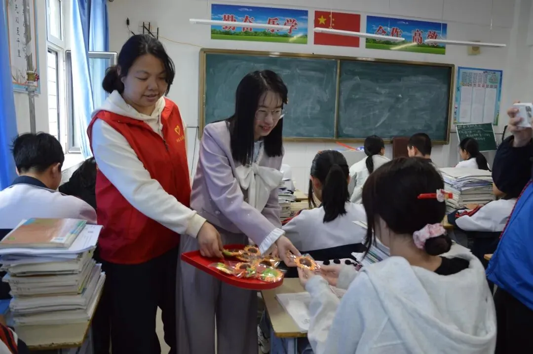 校社同心助中考 巧手编织夺魁愿--宝东镇云山社区工作人员走进虎林市云山学校开展暖心送祝福活动-第6张图片-四季读书网
