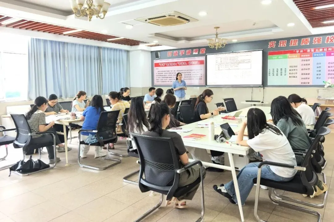 君峰·力行|聚焦新中考 研读模卷题 共研备考策——我校各教研组开展模拟卷共读研讨活动-第3张图片-四季读书网 君峰·力行|聚焦新中考 研读模卷题 共研备考策——我校各教研组开展模拟卷共读研讨活动-第3张图片-四季读书网