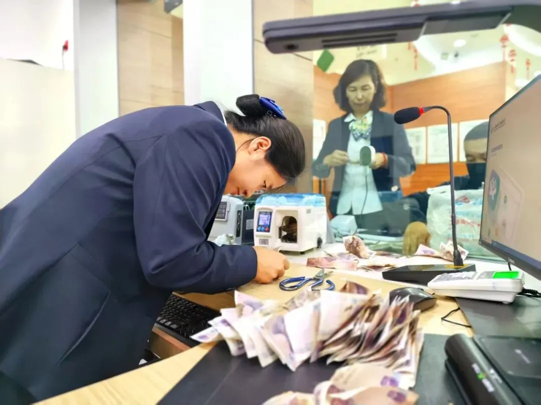 从“中考花”到“高考季”,发霉的440元在左云农商银行重焕温度-第4张图片-四季读书网 从“中考花”到“高考季”,发霉的440元在左云农商银行重焕温度-第4张图片-四季读书网