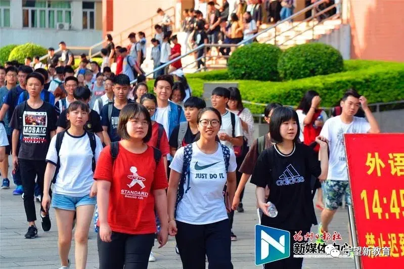 教育新观察:今年高考作文试卷对未来教学的启示有哪些?——告别“模板时代”,回归真实表达与深度思辨-第2张图片-四季读书网 教育新观察:今年高考作文试卷对未来教学的启示有哪些?——告别“模板时代”,回归真实表达与深度思辨-第2张图片-四季读书网