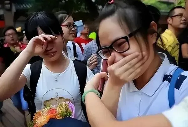 高考数学、物理难度飙升背后:一张试卷,藏着国家级人才战略风向-第1张图片-四季读书网 高考数学、物理难度飙升背后:一张试卷,藏着国家级人才战略风向-第1张图片-四季读书网