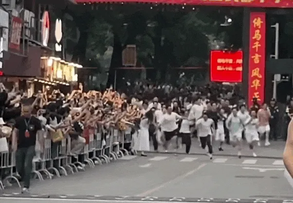 比运钞车还狠!押运高考试卷为什么要配步枪?真相让人后怕-第5张图片-四季读书网 比运钞车还狠!押运高考试卷为什么要配步枪?真相让人后怕-第5张图片-四季读书网