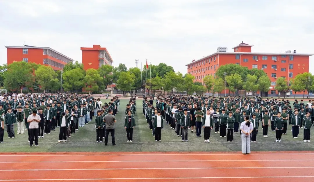 少年当自强,中考绽锋芒——淮南中山学校举行励志主题升旗仪式-第17张图片-四季读书网 少年当自强,中考绽锋芒——淮南中山学校举行励志主题升旗仪式-第17张图片-四季读书网