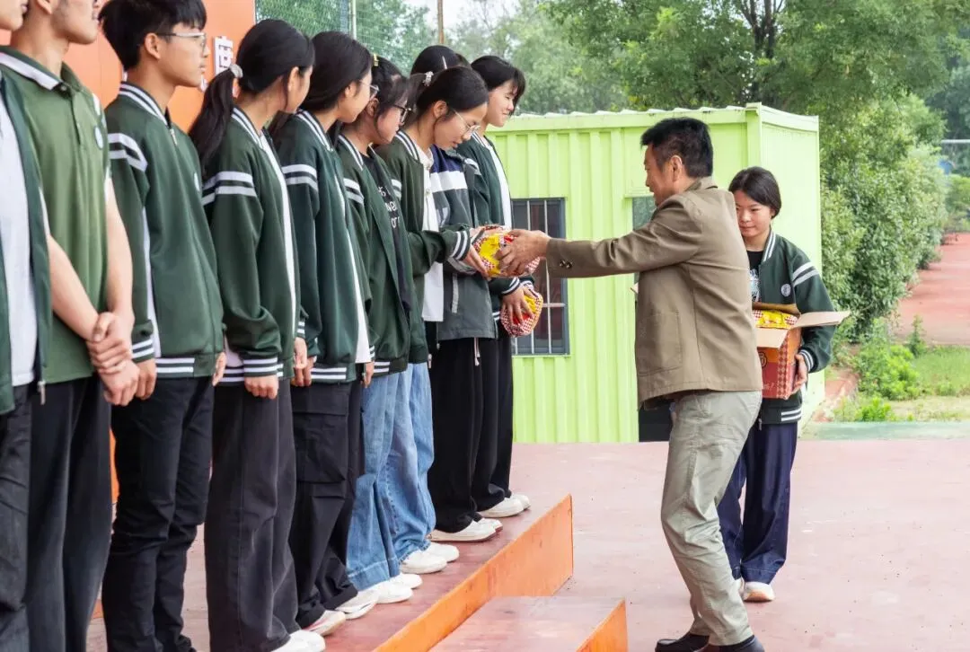 少年当自强,中考绽锋芒——淮南中山学校举行励志主题升旗仪式-第29张图片-四季读书网 少年当自强,中考绽锋芒——淮南中山学校举行励志主题升旗仪式-第29张图片-四季读书网