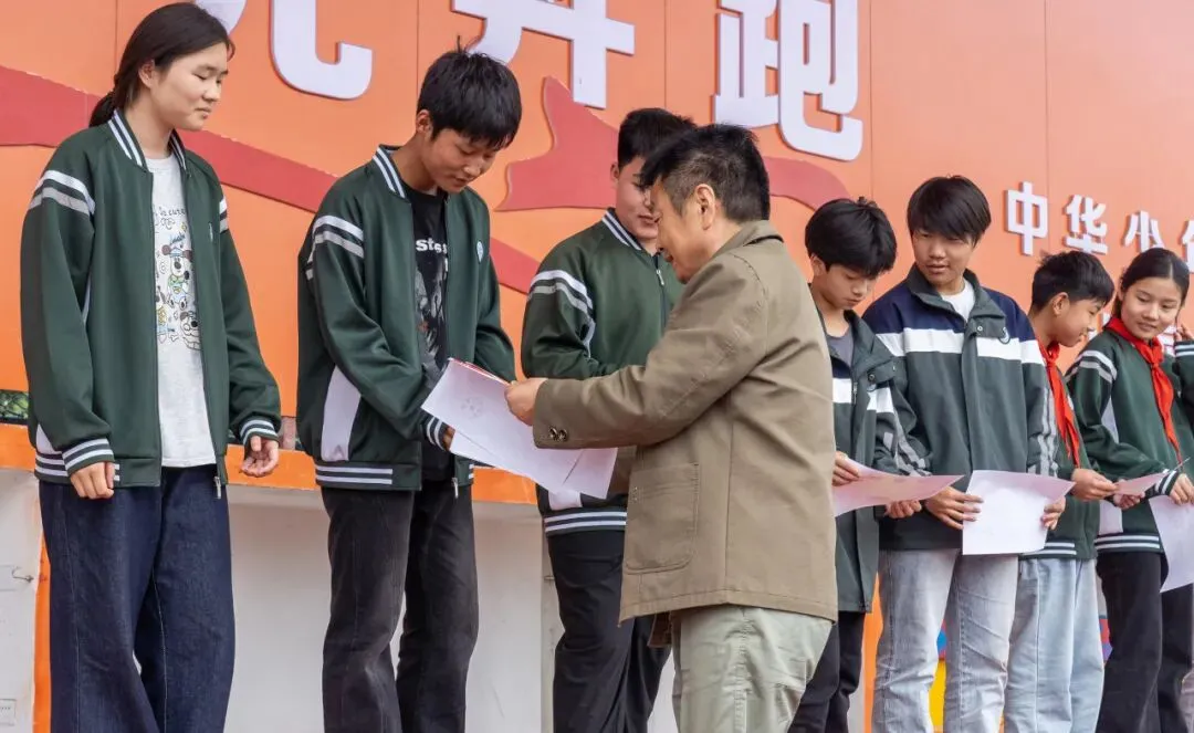 少年当自强,中考绽锋芒——淮南中山学校举行励志主题升旗仪式-第32张图片-四季读书网 少年当自强,中考绽锋芒——淮南中山学校举行励志主题升旗仪式-第32张图片-四季读书网