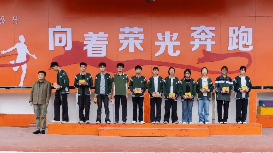 少年当自强,中考绽锋芒——淮南中山学校举行励志主题升旗仪式-第33张图片-四季读书网 少年当自强,中考绽锋芒——淮南中山学校举行励志主题升旗仪式-第33张图片-四季读书网