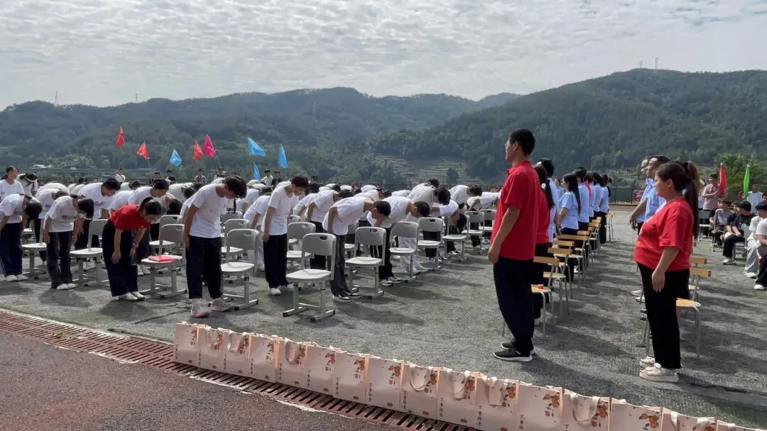 逐梦中考展锋芒 感恩前行踏征程 —— 木鱼中学举行 2026 届中考壮行大会-第9张图片-四季读书网 逐梦中考展锋芒 感恩前行踏征程 —— 木鱼中学举行 2026 届中考壮行大会-第9张图片-四季读书网